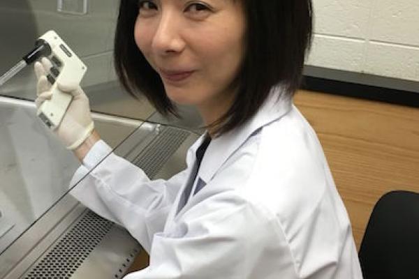 Akiko in lab