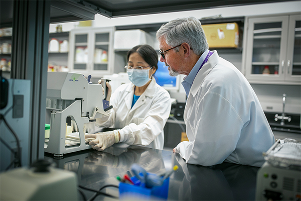 Garnet Kelsoe in his lab.